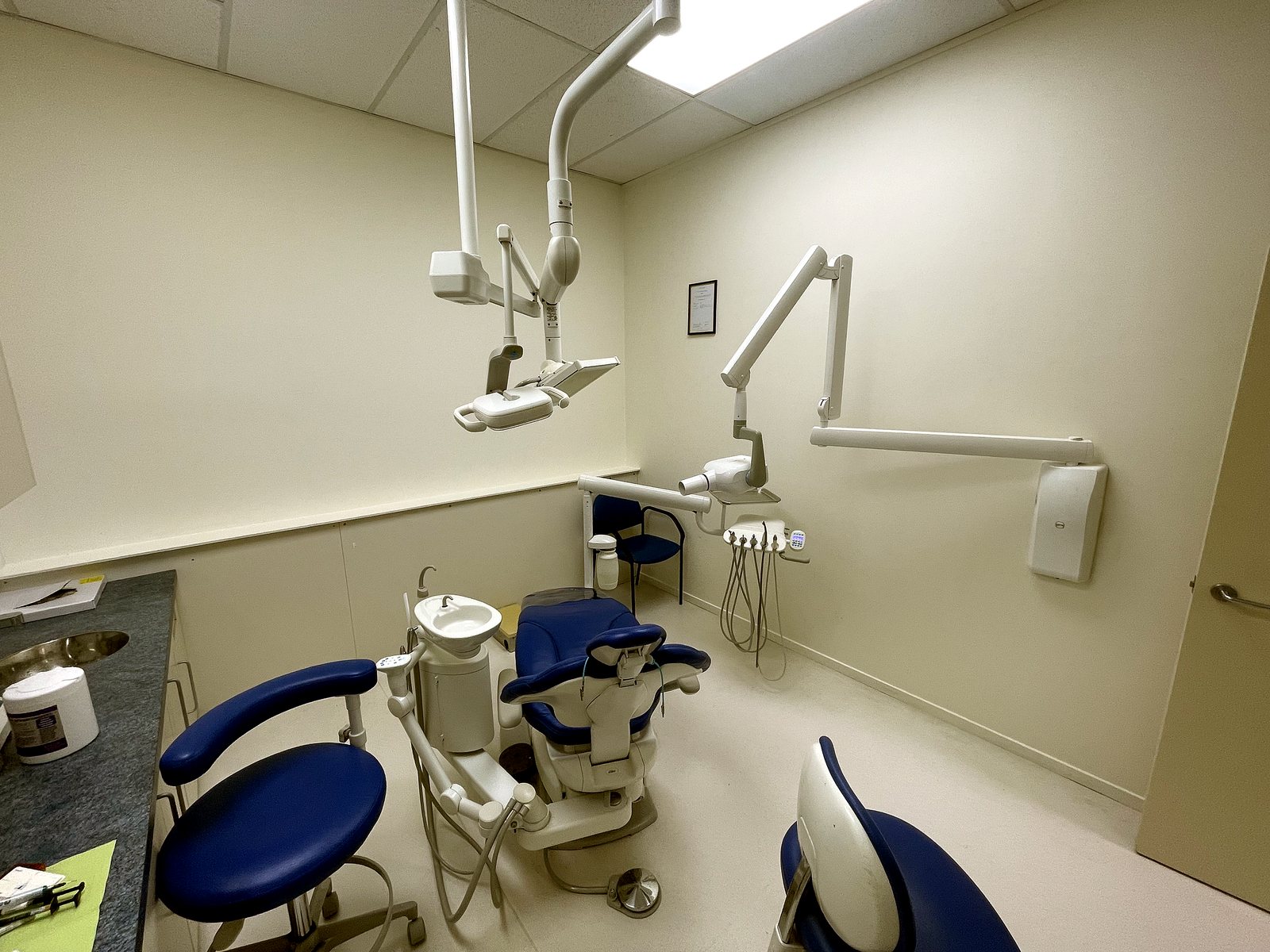 A Supertooth treatment room with the chairside digital X-ray arm and screen