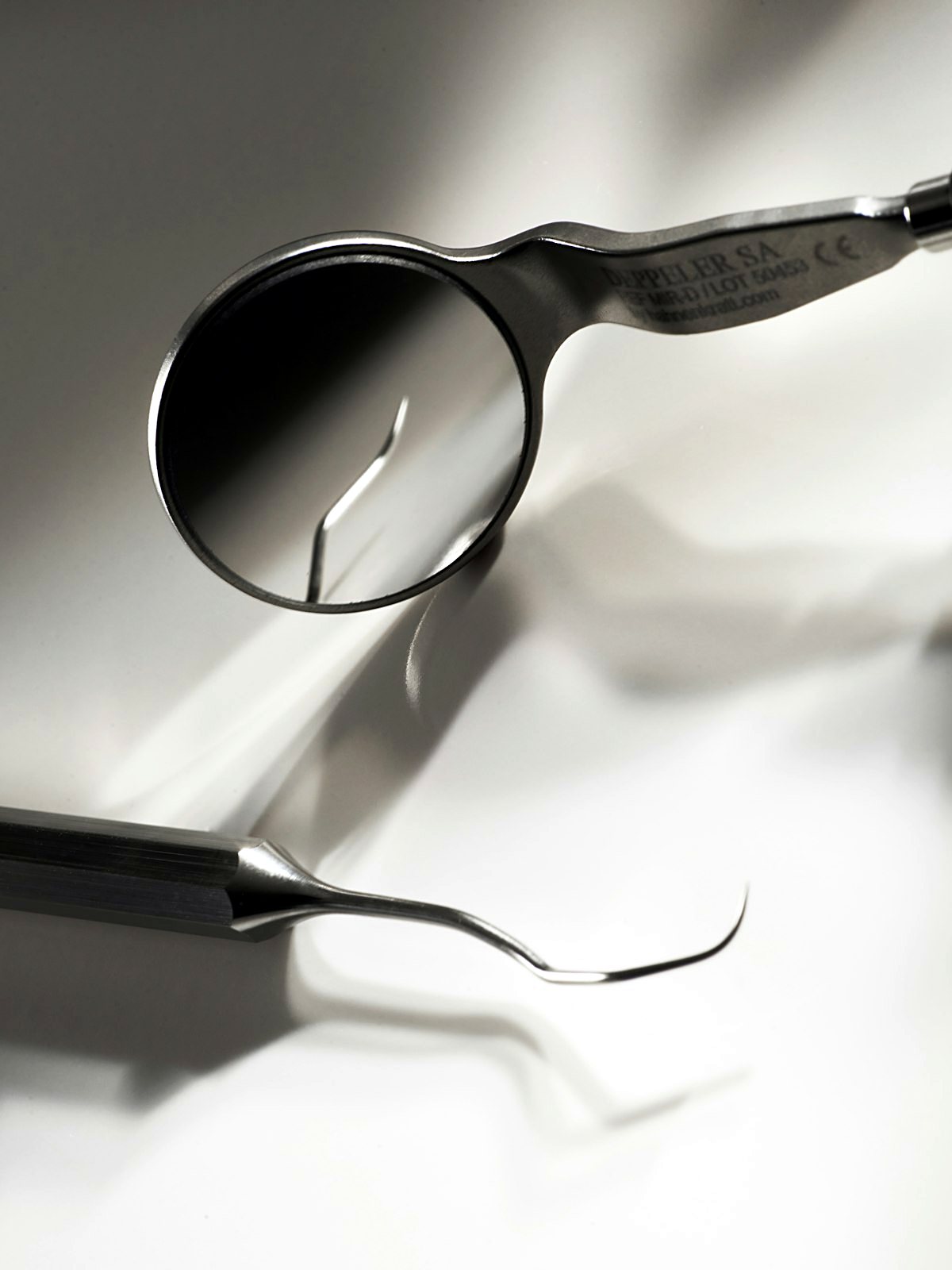 A dental mirror, the simplest tool for spotting early gum trouble